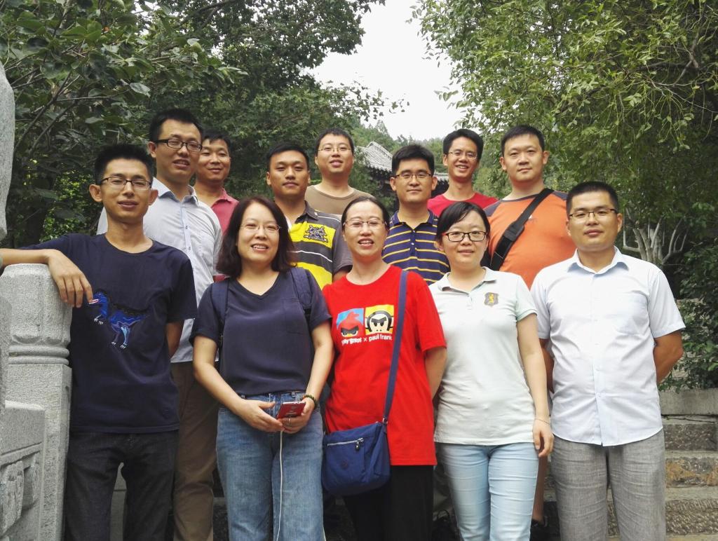 bwin必赢开展青年教师“强健体魄、愉悦身心、增进友谊”登山活动1.jpg